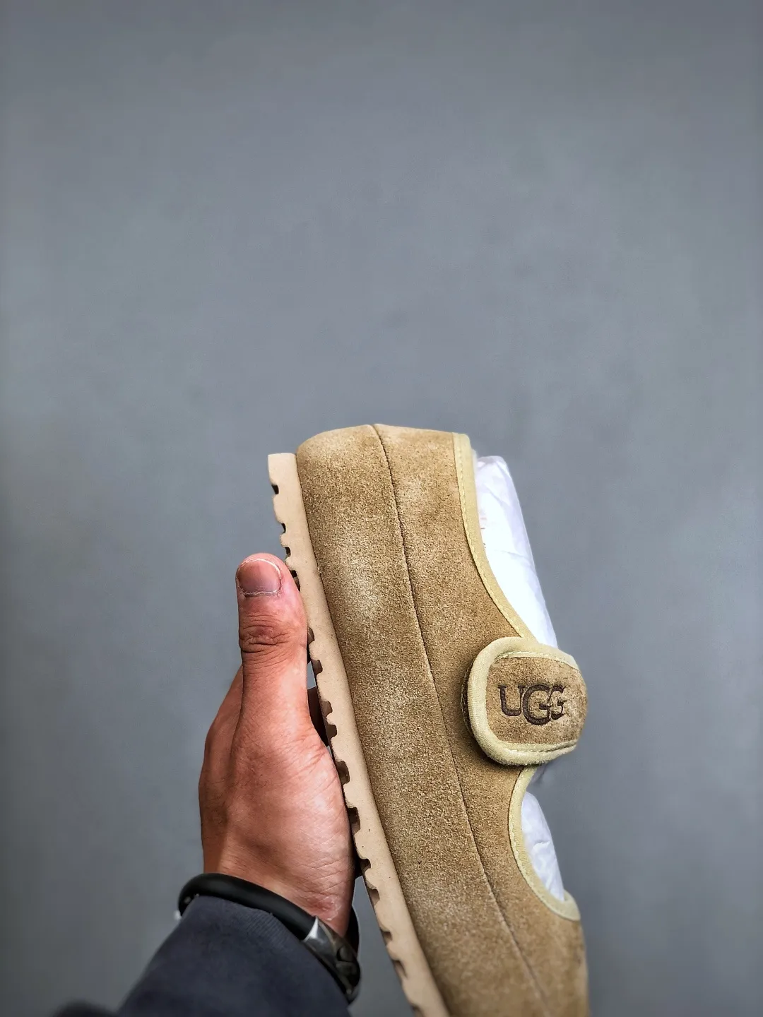 Local self-pickup 💰520 supports store release. The best-selling model on the entire network at the end of the year, UGG Mary Jane Mule slippers, 1.5CM thin sole, women's model, Xiaohongshu hot model, produced by a major foreign trade factory in Guangzhou, from toe to insole, real sheep fur, independent outer box packaging, craftsmanship, different from any version on the market, 1.5Ccm thin sole, independent original development of outsole, cashmere insole, keeping warm in winter, going out, and a very suitable choice for home use. This year uug launches a style series Partly catered to the preferences of young consumers, it has also moved to the forefront of fashion trends. Shoe body material: suede upper, 17mm UGGPURE™ implanted wool insole, lightweight non-slip and comfortable rubber outsole, with brand LOGO and trademark, with full packaging Size: 35-40